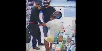 Vídeo: dupla rende comerciante no Centro de Manaus e ameaça dar tir0