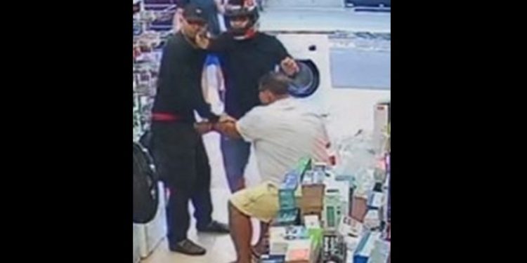 Vídeo: dupla rende comerciante no Centro de Manaus e ameaça dar tir0