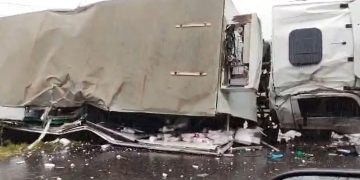 Vídeo: caminhão tomba na AM-070 e testemunhas pedem ajuda médica