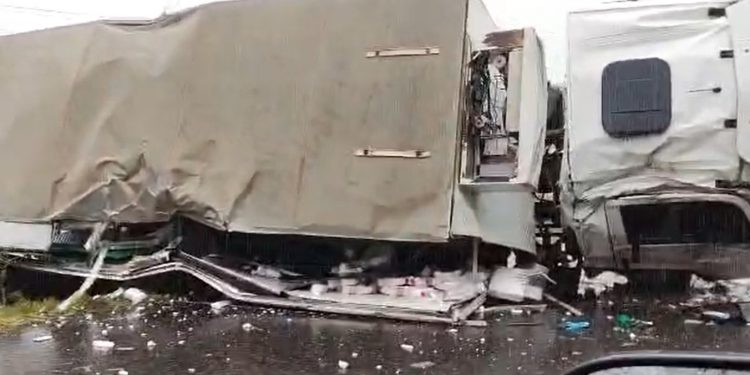 Vídeo: caminhão tomba na AM-070 e testemunhas pedem ajuda médica