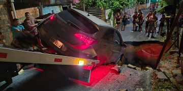 Veículo é engolido por cratera após asfalto ceder em área crítica de rua no Tarumã