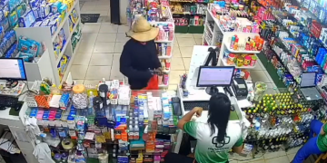 Vídeo: Ladrã0 usa máscara cirúrgica e chapéu de palha para r0ubar drogaria em Maués