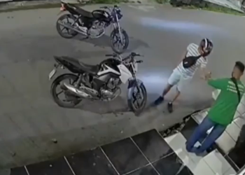 Vídeo mostra entregador sendo assalt@d0 por bandido durante entrega em Manaus; veja
