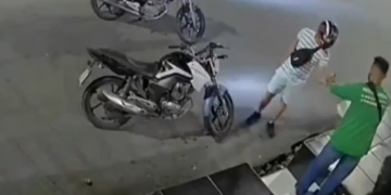 Vídeo mostra entregador sendo assalt@d0 por bandido durante entrega em Manaus; veja