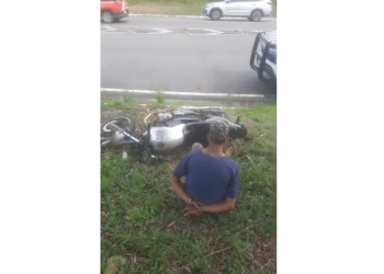 Homem é pres0 em flagrante após arremessar dr0gas e celulares na mata em Manaus