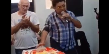 Vídeo: Nunes Filho canta em velório de fã em Manaus e atende sua ‘última vontade’