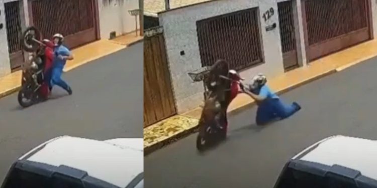 Vídeo: motoqueiro empina, escorrega e se estatela na rua Sebastião Veríssimo