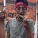 Vídeo: homem é filmado com filhote de jacaré na boca em Manaus