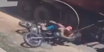 Homem fica em estado crítico após ser at1ngido por caçamba que fugiu sem prestar soc0rr0 em Itacoatiara