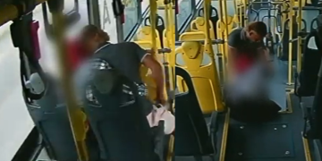 Vídeo: Homem dá várias f@cadas em jovem durante assalt0 na linha 026, em Manaus