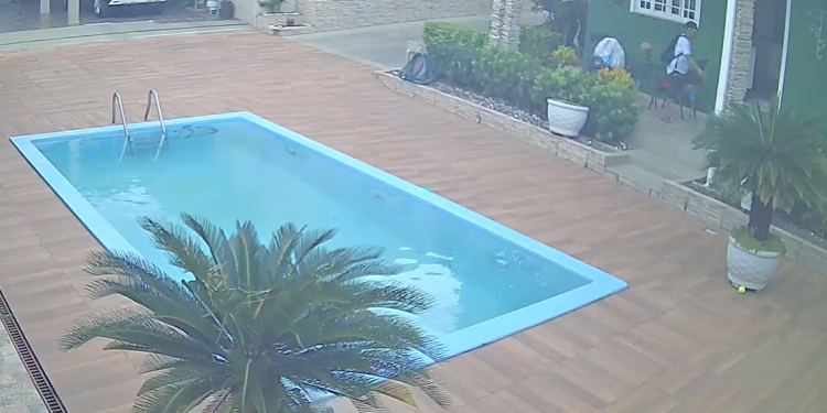 Vídeo: Casa é invad1da e duas mulheres são feitas r3féns durante r0ub0 no bairro Dom Pedro