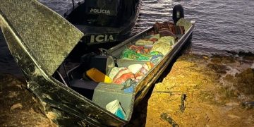 Lancha se ac1denta no Rio Negro e três pessoas são pr3sas com 800 kg de dr0gas no Rio Negro