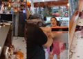 Mulher destrói loja em Manaus e acusa funcionários de furt0: ‘abre essa p0rra’