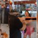 Mulher destrói loja em Manaus e acusa funcionários de furt0: ‘abre essa p0rra’