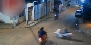 Vídeo: Ac1dente com três motos deixa mulher f3rida em cruzamento arriscado em Manacapuru