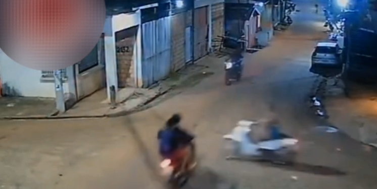 Vídeo: Ac1dente com três motos deixa mulher f3rida em cruzamento arriscado em Manacapuru