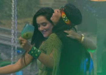 Vídeo: após “selinho”, internautas pedem que Jordana e Marciele se assumam: ‘ia salvar o enredo’