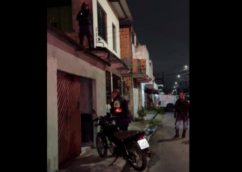 Em cr1se por ciúm3s, homem agr1de a esposa e se tranca em casa com filho acamad0 em Manaus