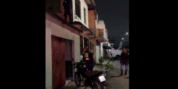 Em cr1se por ciúm3s, homem agr1de a esposa e se tranca em casa com filho acamad0 em Manaus