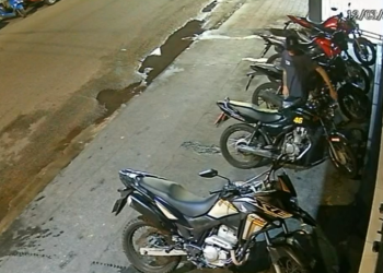 Vídeo: Câmera flagra homem tentando f*rtar motos no Manôa e polícia busca suspeito