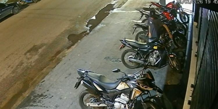 Vídeo: Câmera flagra homem tentando f*rtar motos no Manôa e polícia busca suspeito