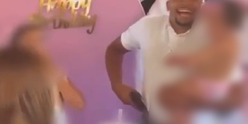Vídeo: Pai polemiza ao sacar arm@ de fog0 ao cantar parabéns no aniversário da filha pequena