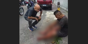 Vídeo: Homem f3rido a f@ca aparece em frente a delegacia na Zona Leste de Manaus