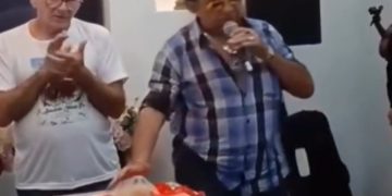 Vídeo: Nunes Filho canta em velório de fã em Manaus e atende última ‘vontade do falecido’