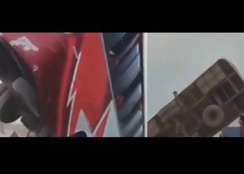 Vídeo mostra momento que ônibus afunda no rio tentando entrar na balsa: ’24 m0rtos