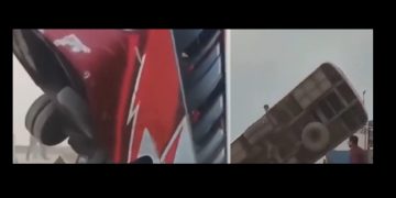 Vídeo mostra momento que ônibus afunda no rio tentando entrar na balsa: ’24 m0rtos