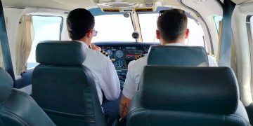 Foto registra piloto e aluno dentro de avião pouco antes da queda no Aeroclube em Manaus