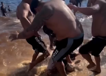 Vídeo: Na Ponta Negra, suspeito é e$pancad0 após supostamente passar a mã0 em cr1ança