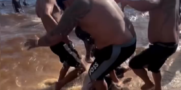 Vídeo: Na Ponta Negra, suspeito é e$pancad0 após supostamente passar a mã0 em cr1ança