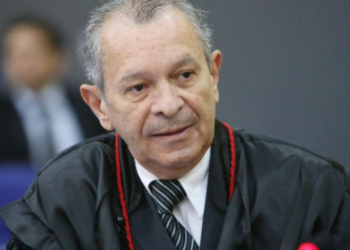 Desembargador c0ndenad0 por estupr0 da própria neta se entrega à polícia em Manaus