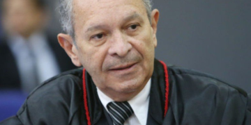 Desembargador c0ndenad0 por estupr0 da própria neta se entrega à polícia em Manaus