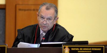 Condenad0 por estupr0 da neta em Manaus, desembargador Rafael Romano vai cumprir pena em casa