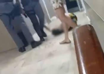 Vídeo: PM é afastado após chut@r rosto de mulher em surt0 durante abordagem