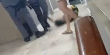 Vídeo: PM é afastado após chut@r rosto de mulher em surt0 durante abordagem