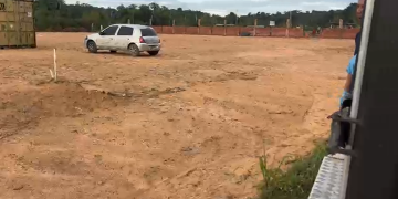 Vídeo: Homem m0rt0 com cinco t2r0s e amarrad0 é abandonado em terreno no Cidade de Deus