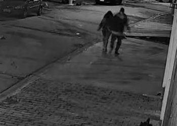 Jovem é agarrada por abus4d0r no meio da rua, mas estudantes impedem ataque; vídeo