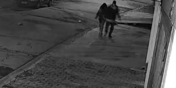 Jovem é agarrada por abus4d0r no meio da rua, mas estudantes impedem ataque; vídeo