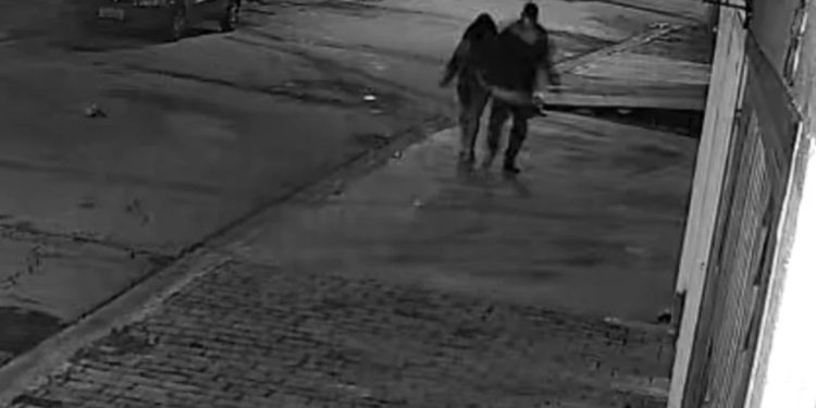 Jovem é agarrada por abus4d0r no meio da rua, mas estudantes impedem ataque; vídeo