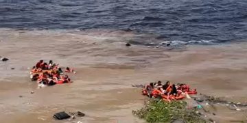 Naufrágio de lancha no Encontro das Águas completa 1 mês com 5 desaparecidos