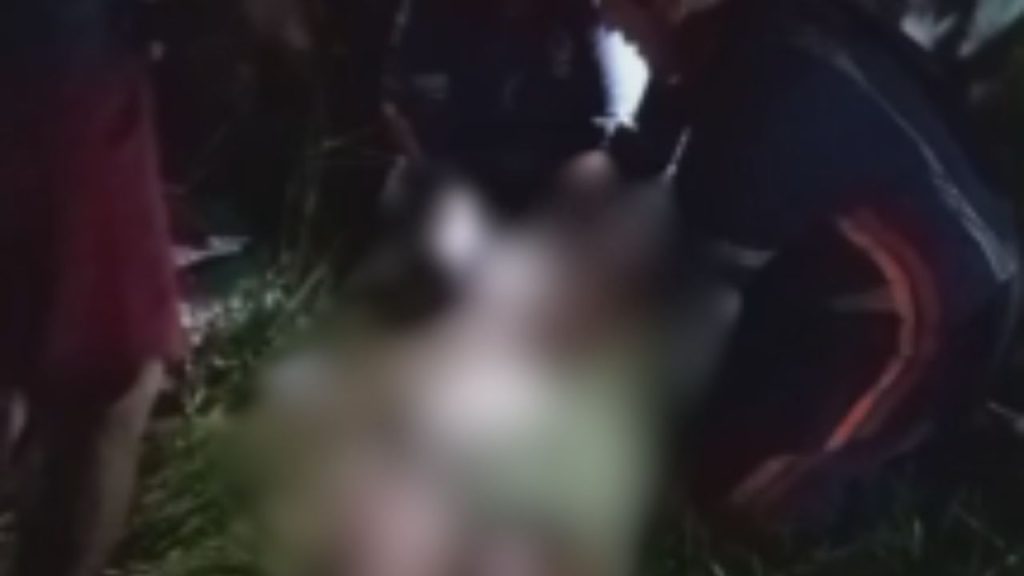 Motociclista m0rr3 após colisão contra estrutura de placa na Torquato Tapajós