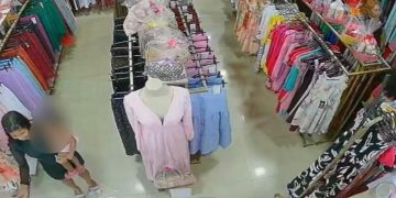 Vídeo: Cinco mulheres entram como clientes e furtam produtos de loja em Manaus