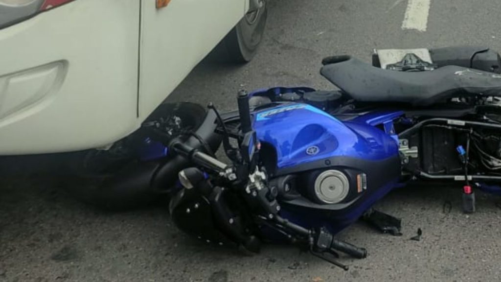 Após ser fechada, motociclista colide na traseira de ônibus e fica ferida em Manaus