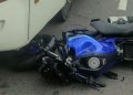 Após ser fechada, motociclista colide na traseira de ônibus e fica ferida em Manaus