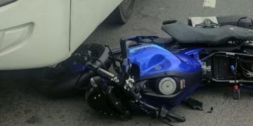 Após ser fechada, motociclista colide na traseira de ônibus e fica ferida em Manaus