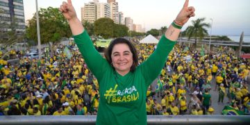 Professora Maria do Carmo lidera crescimento e ultrapassa adversários