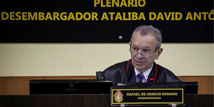 Justiça manda prender ex-desembargador do Amazonas após condenação por est*pr0 de garota de 7 anos